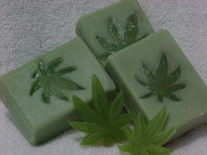 przepis-na-naturalny-szampon-do-wykonania-w-domu-z-dodatkiem-oleju-z-nasion-konopi